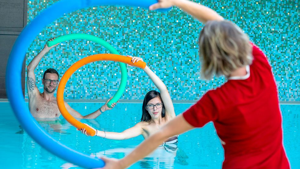 Bewegung im Wasser in einem Bad auf Usedom: So schick gekachelt müsste es in Emden gar nicht sein. Das kleine Emder Bewegungsbad bleibt trotzdem geschlossen. Foto: dpa