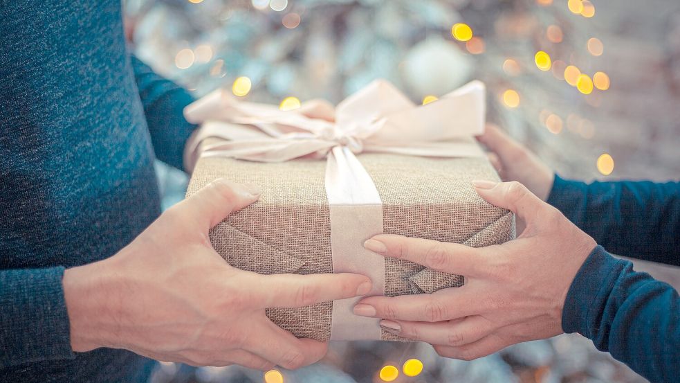 Weihnachten ohne Geschenke kann sich kaum jemand vorstellen. Doch wo das Geld knapp ist, können Wünsche oft nicht erfüllt werden. Bei „Leib und Seele“ - ein tafelähnliches Angebot in der Gemeinde Dornum - werden aktuell auch Weihnachtsgeschenke für Bedürftige gesammelt. Symbolbild: Pixabay