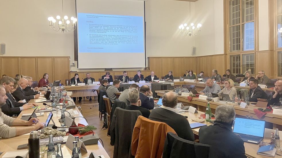 Viele angestrengte Gesichter: bei der letzten Ratssitzung des Jahres mussten die Mitglieder über einen Defizit-Haushalt abstimmen. Foto: Schuurman