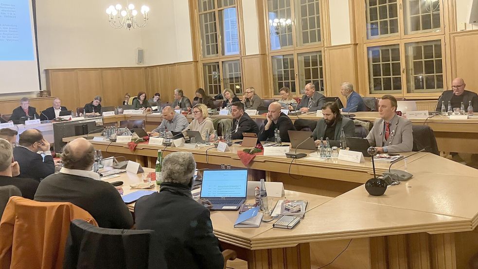 Volles Haus: Am Donnerstagabend tagten nochmals alle Mitglieder im Ratssaal. Foto: Schuurman