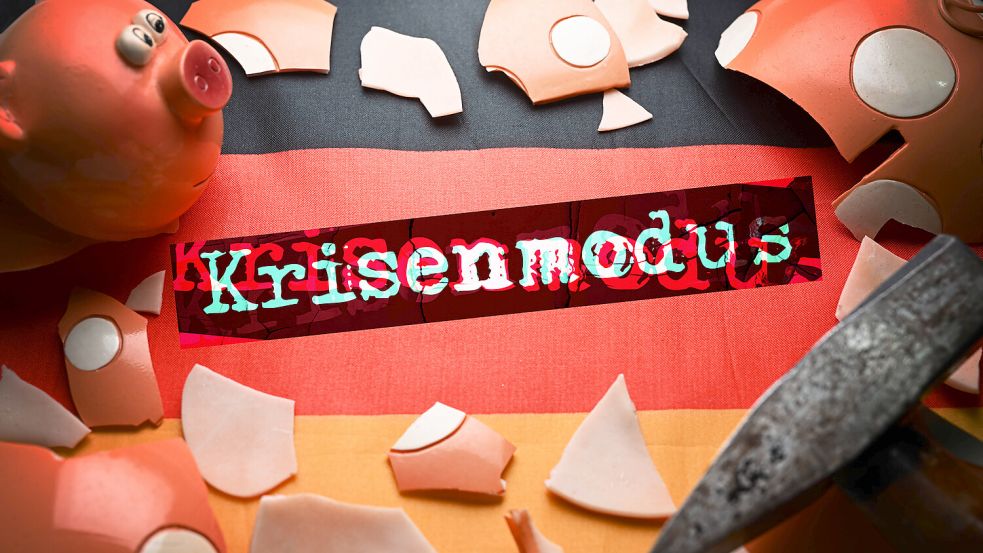 Der Wort des Jahre 2023 „Krisenmodus“ auf einer deutschen Fahne mit zerschlagenem Sparschwein. Foto: imago images/Christian Ohde