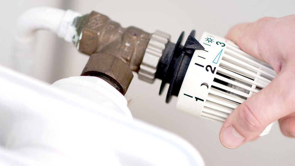 Eine Frau dreht am Thermostat einer Heizung – dreht die Bundesregierung bald weiter an den Preisen? Foto: Dittrich/dpa