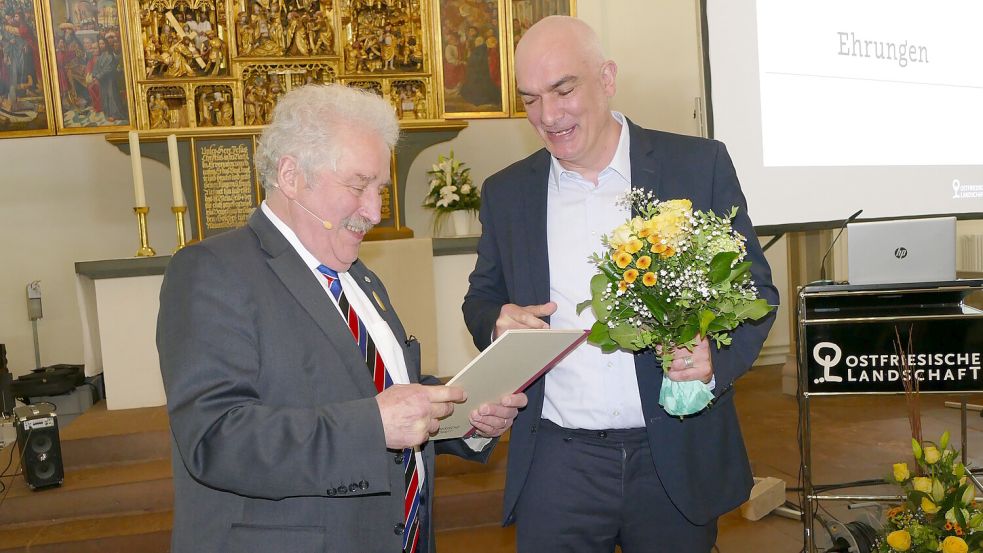 Matthias Süßen (rechts) erhielt die Ubbo-Emmius-Medaille von Landschaftspräsident Rico Mecklenburg im Mai dieses Jahres. Fotos: Jürgens