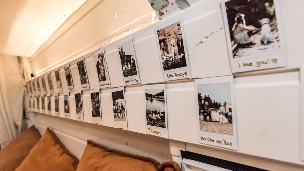 Ihre Erinnerungen dokumentieren sie – natürlich mit Fotos. Foto: Ortgies