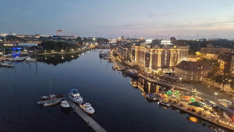 Postkartenmotiv pur: Vom Balkon sind der Alte Binnenhafen mit seinen Lichtern, das Hotel und die Strandbar bestens im Blick. Foto: privat