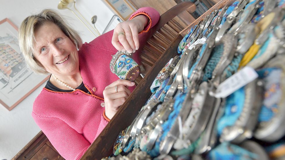 Sammeln ist Friederike Junkhoffs Leidenschaft: 60 Knippkes mit ostfriesischen Silberbügeln hat sie schon zusammen. Foto: Ortgies