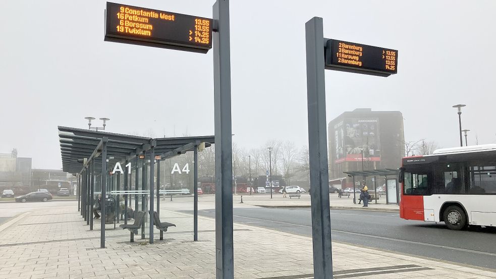 Bleibt zentrale Haltestelle, aber mit häufigerer Taktung: der Busbahnhof in Emden. Foto: Schuurman