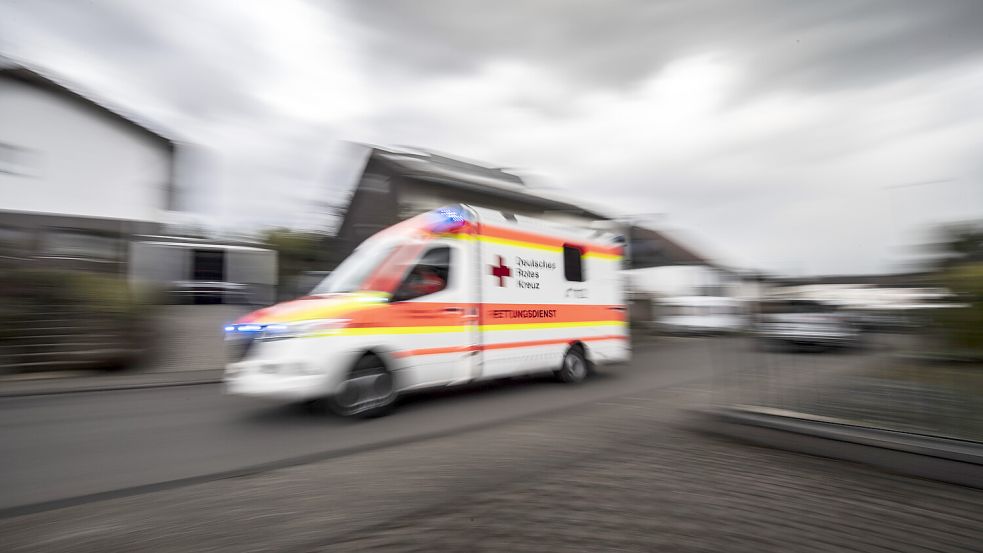 Weil es zu wenige Notfallsanitäter gibt, können Rettungswagen in Niedersachsen auch in den kommenden drei Jahren mit Rettungsassistenten besetzt werden. Foto: Roessler/DPA