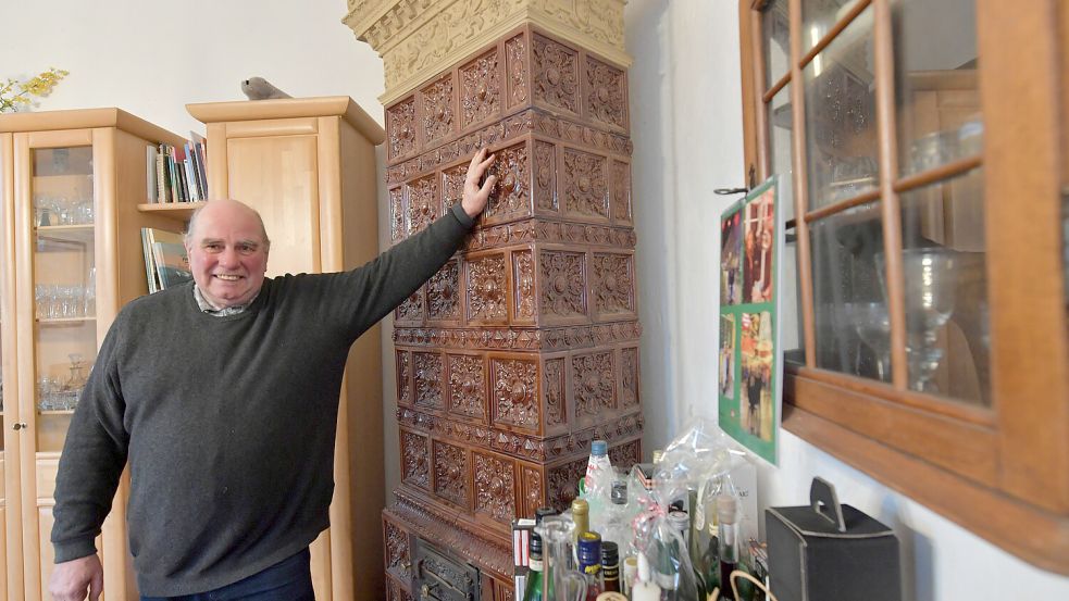 Dieser Kachelofen ist im Originalzustand erhalten. Foto: Ortgies