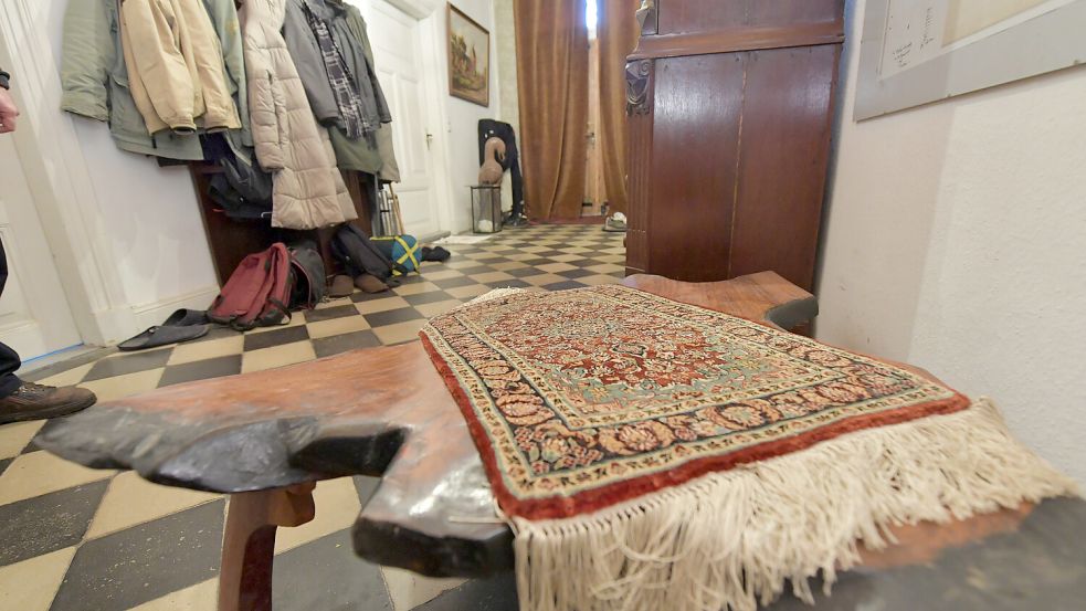Mitbringsel von den Reisen nach Afrika: Ein Holztisch und Äthiopien und ein Gebetsteppich aus Afghanistan. Foto: Ortgies