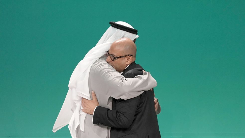 Geschafft: COP28-Präsident Sultan al-Dschaber und UN-Klimachef Simon Stiell umarmen sich nach Annahme der Abschlusserklärung. Foto: picture alliance/dpa/AP/Kamran Jebreili