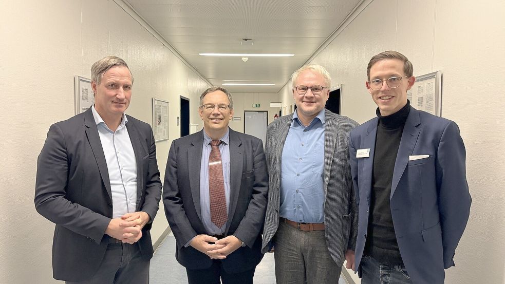 Dr. Richard Kampmann (2. von links) wird neuer Chefarzt der Gastroenterologie in Emden. Begrüßt wurde er von (von links) Geschäftsführer Dirk Balster, Ärztlicher Direktor PD Dr. Jens Bräunlich und Krankenhausdirektor Tilman Winkler. Foto: Trägergesellschaft