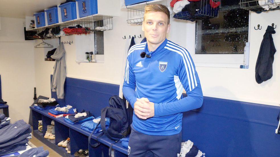Kickers-Kapitän Bastian Dassel präsentiert die "heiligen Hallen" der Emder. Screenshot: Fäustel/Weymer