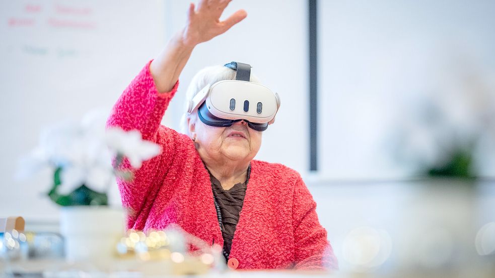 Bewohner im Amarita-Pflegeheim in Bremerhaven die Möglichkeit, mittels VR-Brille Sehnsuchtsorte virtuell zu erleben. Foto: Arnd Hartmann