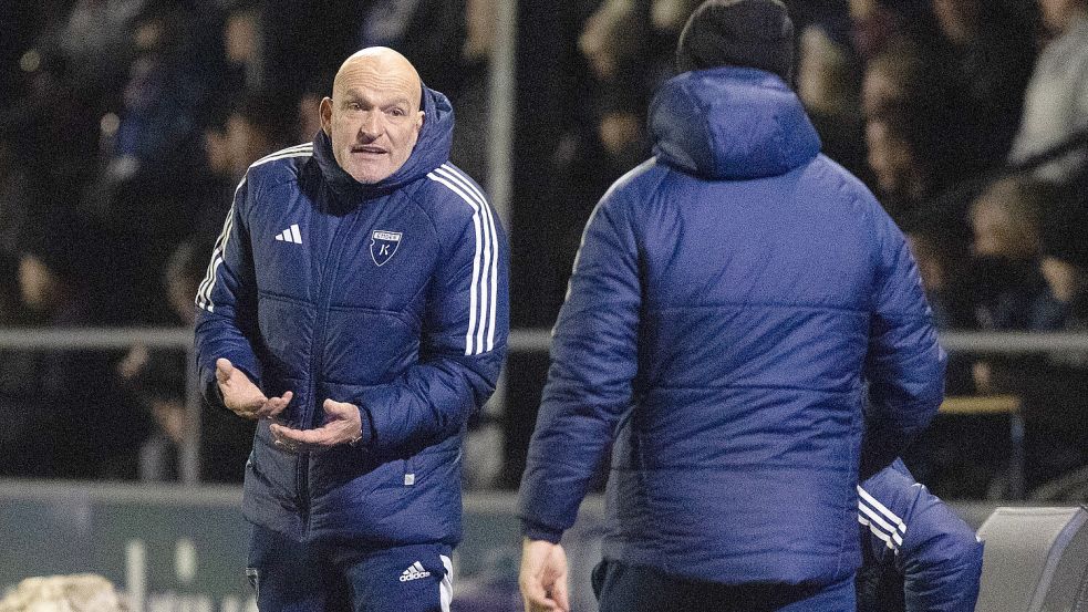 Schickte sein Team nach der Absage in die Winterpause: Stefan Emmerling. Foto: Doden/Emden