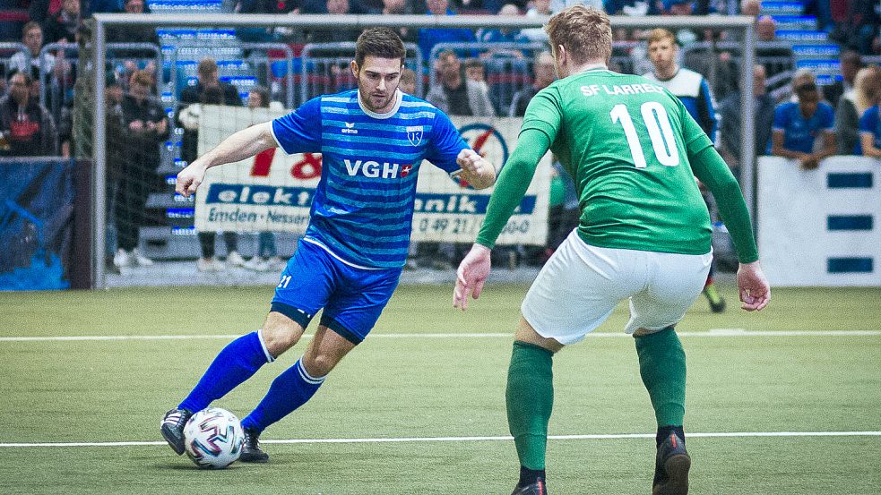 Kickers (links Tido Steffens) startet auch bei den Hallenfußballstadtmeisterschaften mit. Bei der letzten Austragung Ende Dezember 2019 verlor Kickers das Finale gegen SF Larrelt (vorne Rene Krzatala). Foto: Doden/Emden