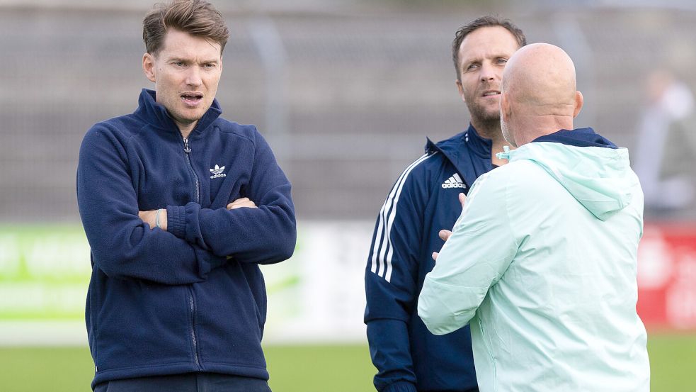 Henning Rießelmann (links) möchte die Oberliga-Mannschaft gerne ausgliedern. Foto: Doden/Emden