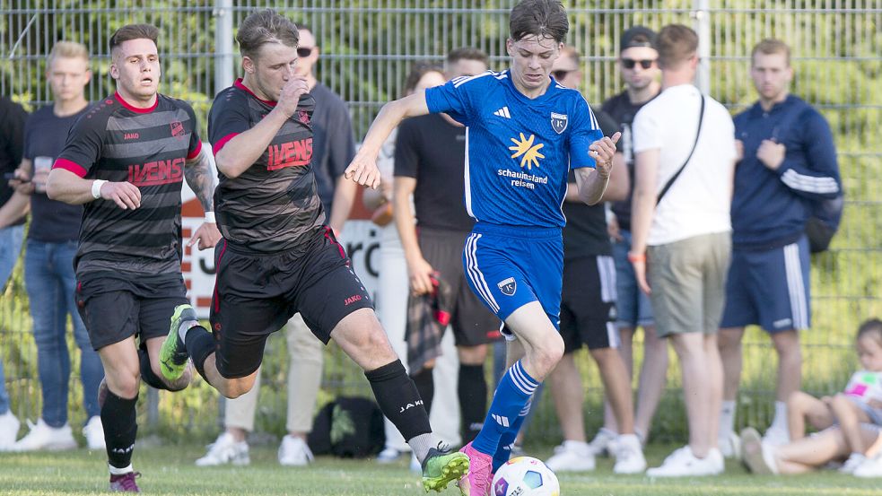 Talent Nico Möhle (rechts) trainiert bei den Emder Oberliga-Männern mit, kam auch in Testspielen zum Einsatz. Er ist aber auch noch bei der A-Jugend am Ball und gegen Hannover am Samstag dabei. Foto: Doden/Emden