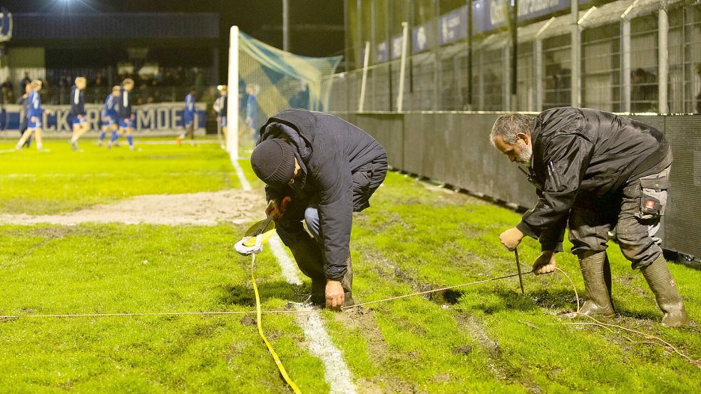 Vor dem Spiel gegen TuS Bersenbrück wurde das Spielfeld verkleinert. Das Foto zeigt Marco Hufert (rechts) mit Reiner Bruns vom BSV-Altherrenteam.