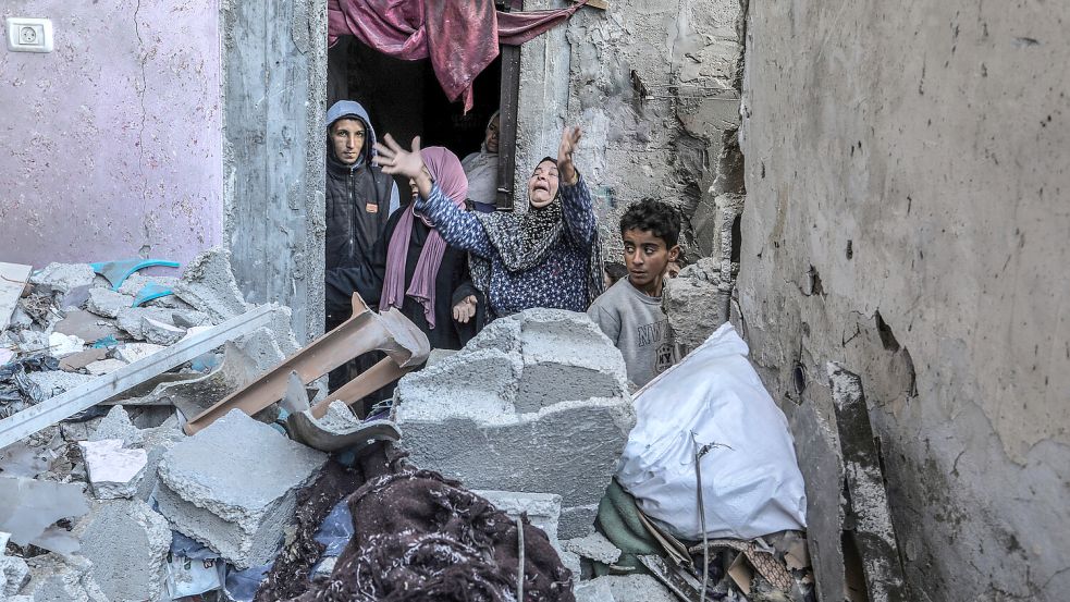 Nach einem israelischen Angriff: Palästinenser inmitten der Trümmer ihres Hauses. Foto: picture alliance/dpa/Abed Rahim Khatib