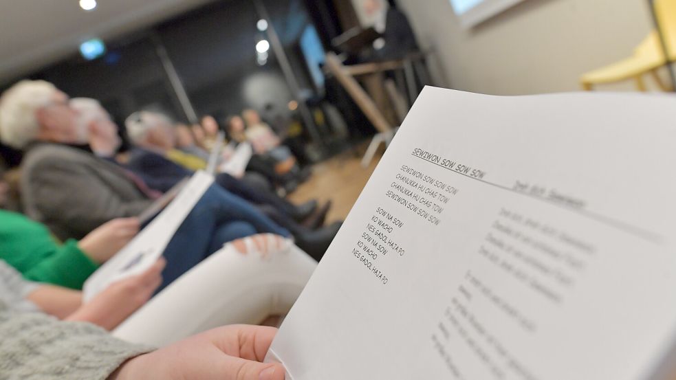Gemeinsam wurden jüdische Lieder gesungen. Foto: Ortgies