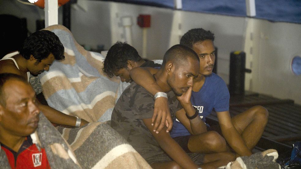 Flüchtlinge aus Bangladesch an Bord eines Schiffes der italienischen Küstenwache. Foto: Image Images / ZUMA Wire