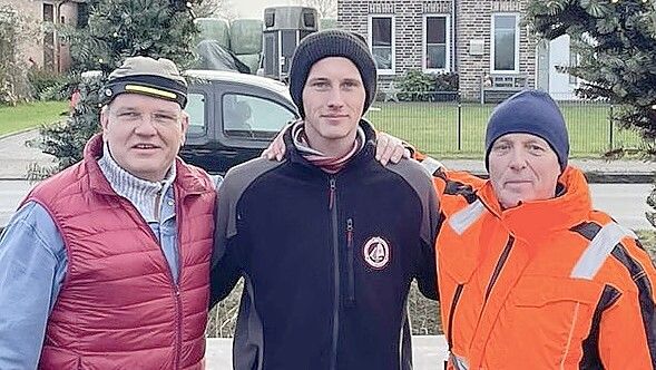 Sie haben ihre Mission erfüllt und die „Frauke“ sicher nach Hause gebracht: (von links) Frank Fischer, Ralf Gerjets und Harald Kleen.