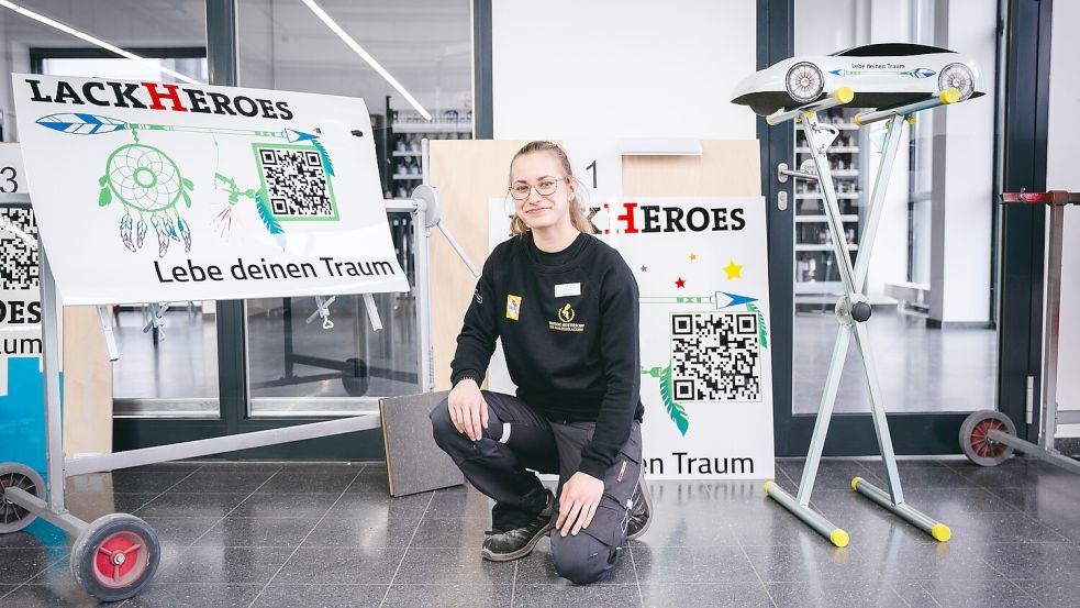 Lenina Gruis aus Westoverledingen ist Deutschlands beste Nachwuchslackiererin. Bei der Deutschen Meisterschaft der Fahrzeuglackierer trat sie für Bremen an, da ihr Ausbildungsbetrieb BMW dort ansässig ist. Und siegte. Das Foto zeigt sie mit den von ihr designten WerkstückenFotos: Glasurit