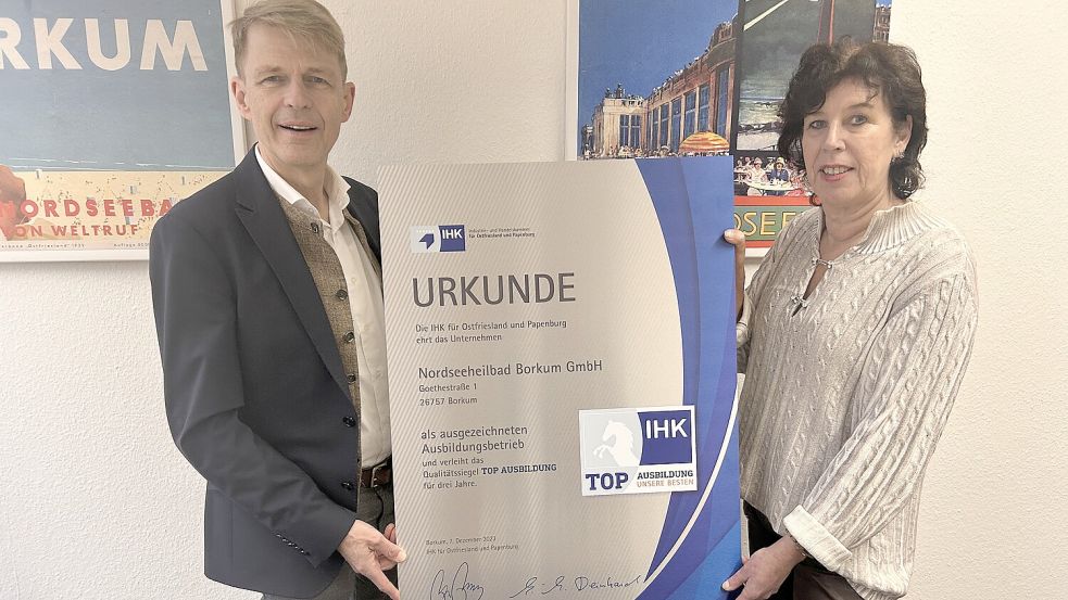 Bei der Urkunden-Übergabe: NBG-Ausbildungsleiterin Iris Heyen und IHK-Präsident Dr. Bernhard Brons. Foto: NBG