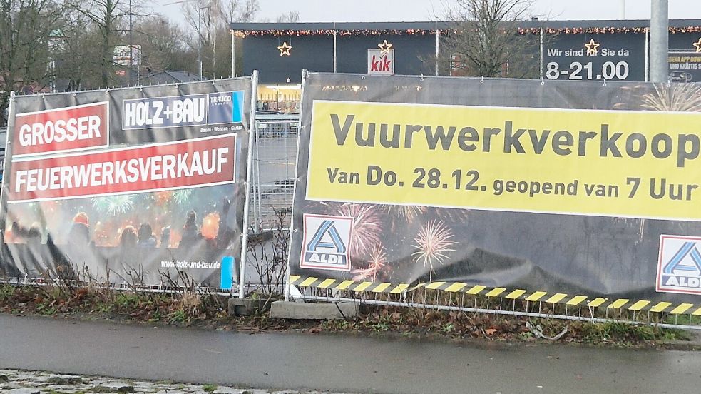 Am Rande des Einkaufszentrums an der Neuen Feldstraße in Weener werben diese Banner für den Start des Feuerwerkverkaufs am Donnerstag kommender Woche. Foto: Gettkowski