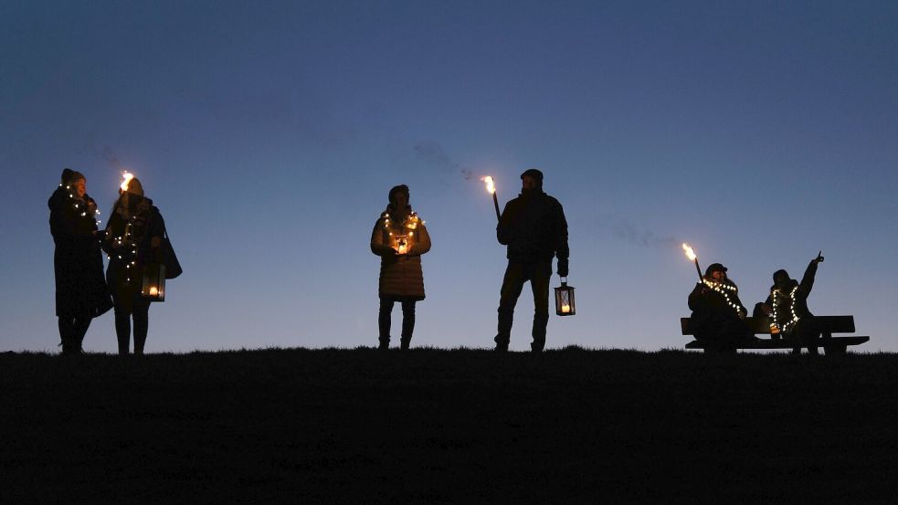 In der Gemeinde Wangerland gibt es schon eine umwelt- und tierfreundliche Alternative zum herkömmlichen Silvesterfeuerwerk: das Deichleuchten mit Kerzen und Fackeln. Foto: Wangerland Touristik GmbH/Archiv