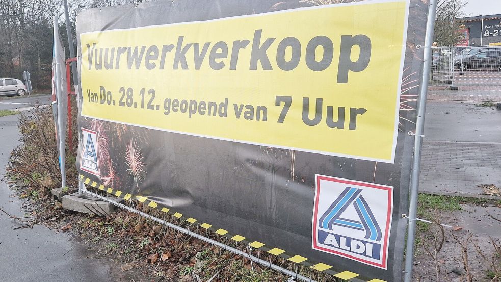 Niederländer decken sich in den Rheiderland-Kommunen mit Silvesterfeuerwerk ein. Auf auf den Bannern in Weener werden sie in ihrer Muttersprache angesprochen. Foto: Gettkowski
