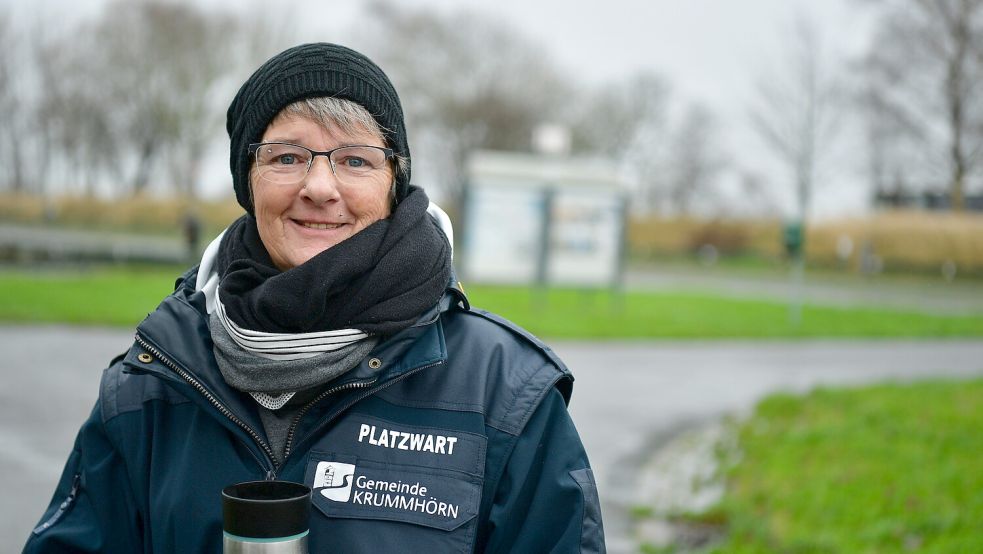 Angelika Oltmanns ist als Platzwartin Ansprechpartnerin für die Feriengäste mit dem Wohnmobil. Foto: Wagenaar