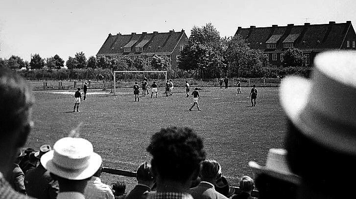 Dieses Bild von der Fußballsensation 1958 in Leer zeigt den Germania-Platz mit Blick auf die Evenburgallee.