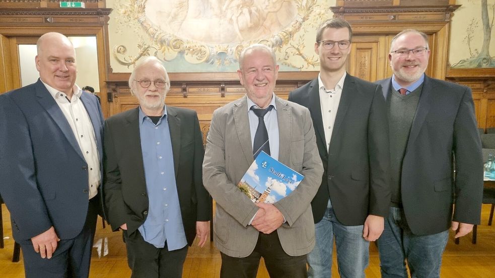 Bürgermeister Claus-Peter Horst (links) und Ratsvorsitzender Hauke Sattler (rechts) verabschiedeten Dieter Schmidt (Mitte) als Ratsmitglied. Neu dabei sind Egon Diekmann (Zweiter von links) und Christoph Runden. Foto: Bothe