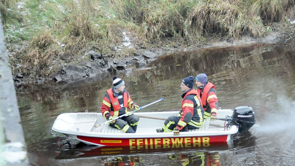 Mit einem Boot wurde auf dem Sauteler Kanal nach dem 82-Jährigen gesucht. Foto: Wolters/Archiv