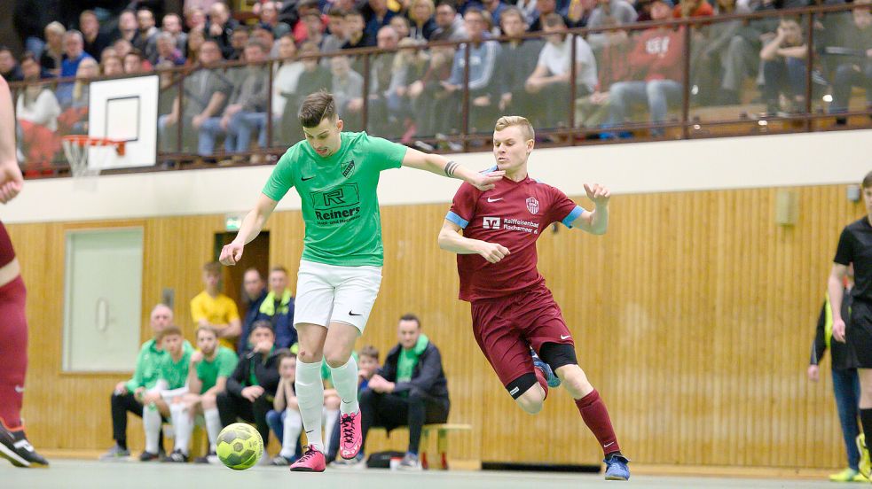 Auf viele Zuschauer und viele Tore hoffen die Veranstalter in der BBS-Halle in Leer. Hier ein Bild aus dem Jahre 2019 mit dem späteren Turniersieger Manuel Suda (links) von GW Firrel. Archivfoto: Barth