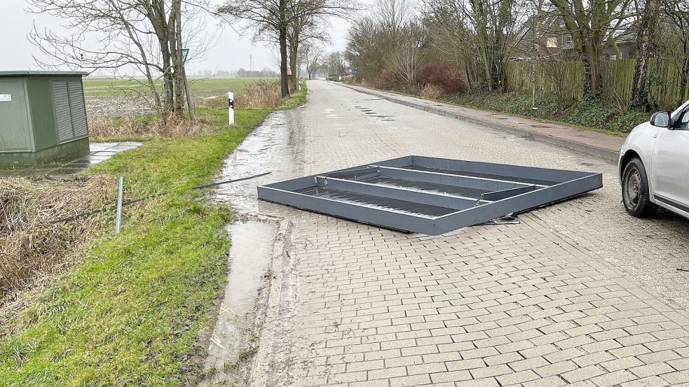 In Campen musste die Feuerwehr das Dach eines Gartenhauses von der Heiselhuser Straße bergen. Bild: Feuerwehr Krummhörn