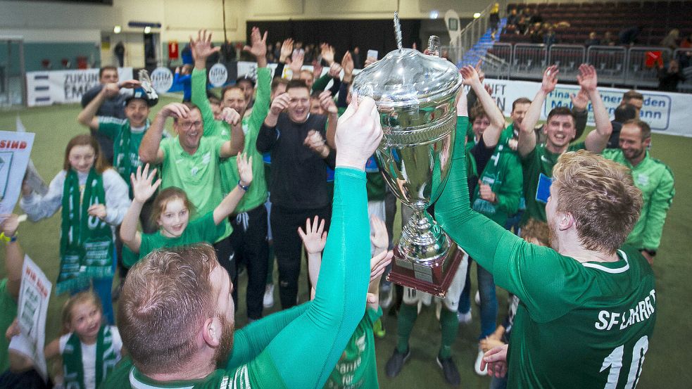Die Sportfreunde Larrelt gewannen 2019 den Emder Hallenpokal und treten an diesem Donnerstag als Titelverteidiger an. Archivfoto: Doden/Emden