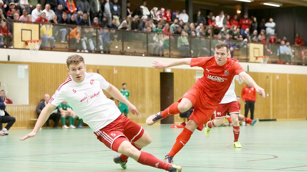 Der SV Holtand (rote Trikots) kam mit drei Siegen in die Zwischenrunde.