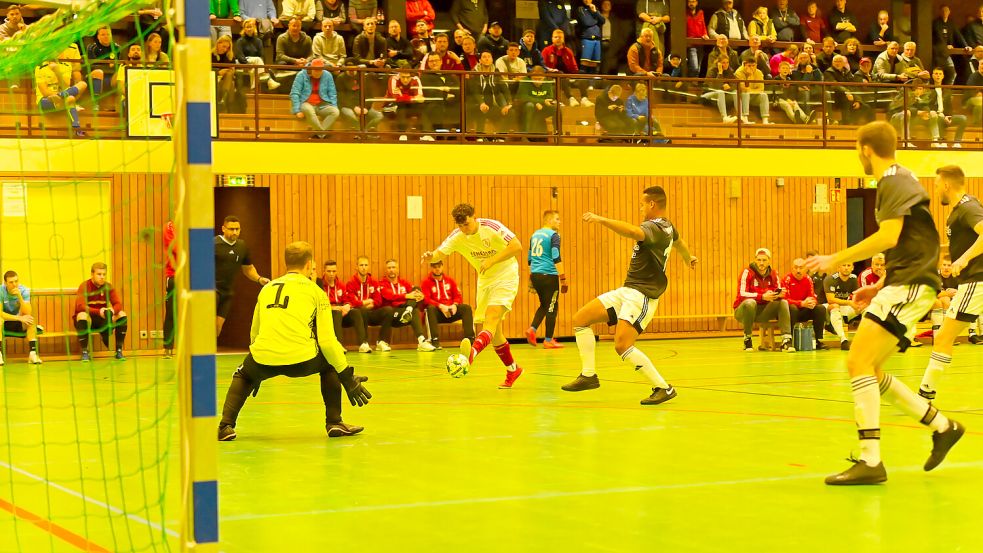 Uplengens Torwart Malte Cramer (links) kassierte nur einen Gegentreffer. Die meisten Tore in der Gruppe 4 erzielte Westrhauderfehn (am Ball Timo Mansholt). Foto: Lohmann
