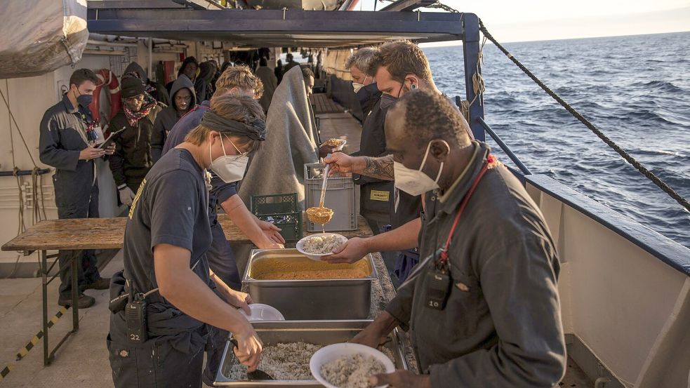 An Bord der „Humanity 1“ werden die geretteten Bootsflüchtlinge versorgt. Foto: SOS Humanity/ Maria Giulia Trombini