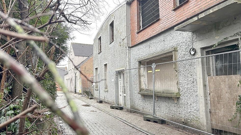 Im Hinter Kirchgang in Hinte sollen bald die Bagger rollen und die Gebäude abgerissen werden. Foto: Weiden