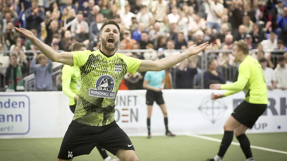 Tobias Damm (vorne) und seine Teamkollegen waren beim Finalerfolg völlig aus dem Häuschen. Fotos: Doden