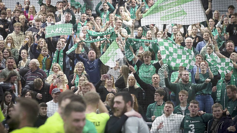 Die Larrelter Mannschaft feierte nach dem Abpfiff des Endspiels gemeinsam mit der Anhängerschar den großen Triumph.