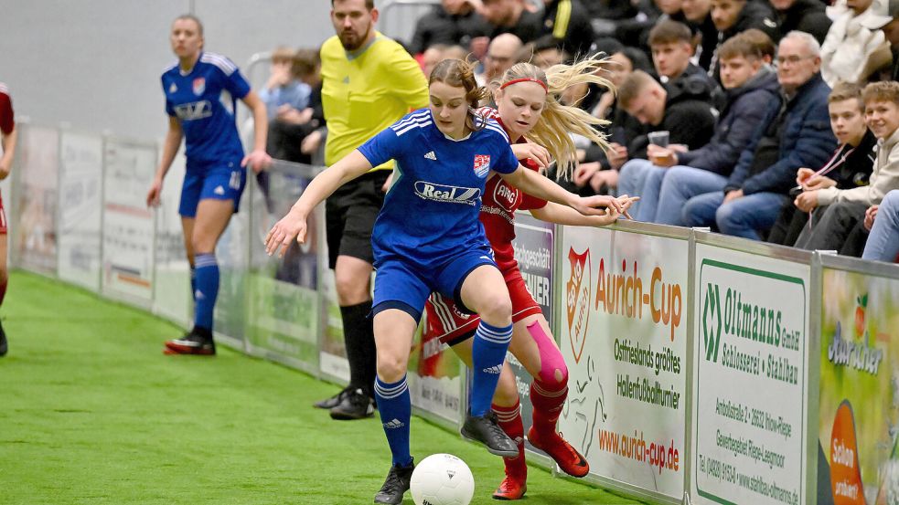 Bei den Frauen kam der SV TiMoNo (vorne) eine Runde weiter. Foto: Doden/Blomberg