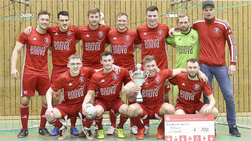 Der TV Bunde freute sich über den Pokal und 700 Euro Prämie vom Turniersponsor, der Sparkasse Leer-Wittmund. Foto: Doden/Emden