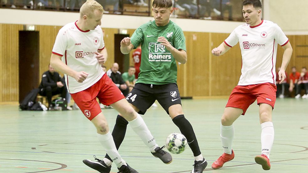 Stern Schwerinsdorf (weißes Trikot) überraschte und zog bis ins Halbfinale ein. Dort war Firrel zu stark. Foto: Doden/Emden