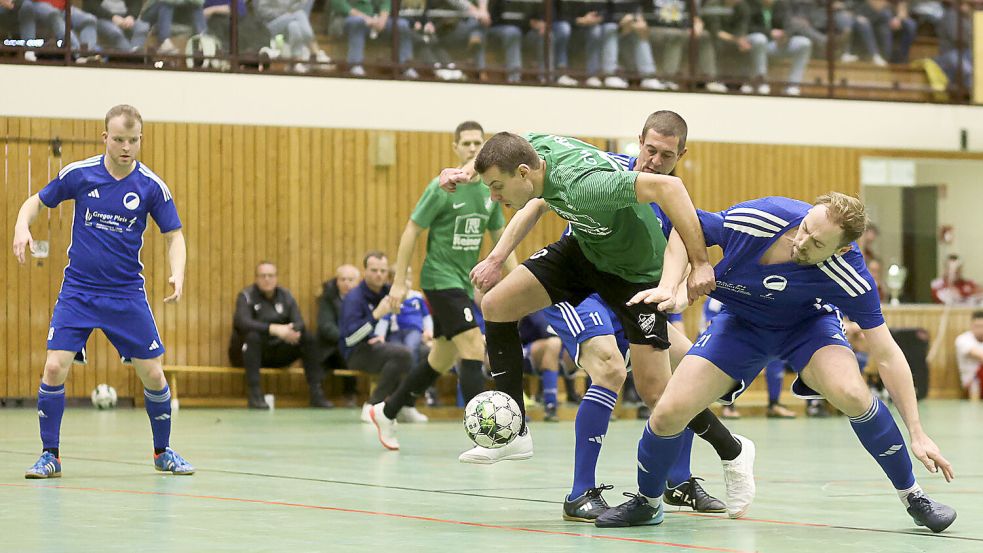 BW Filsum (blaues Trikot) hätte fast das Halbfinale erreicht, verlor im letzten Gruppenspiel aber 0:5 gegen Firrel. Foto: Doden/Emden