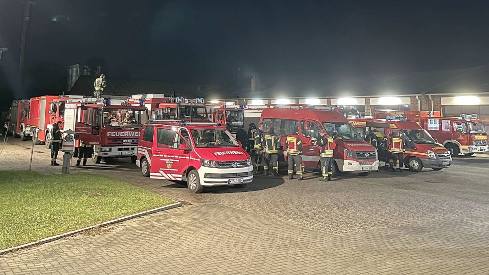 Mit 20 Fahrzeugen machten die Wittmunder sich auf den Weg. Foto: Oliver Hemken/Feuerwehr